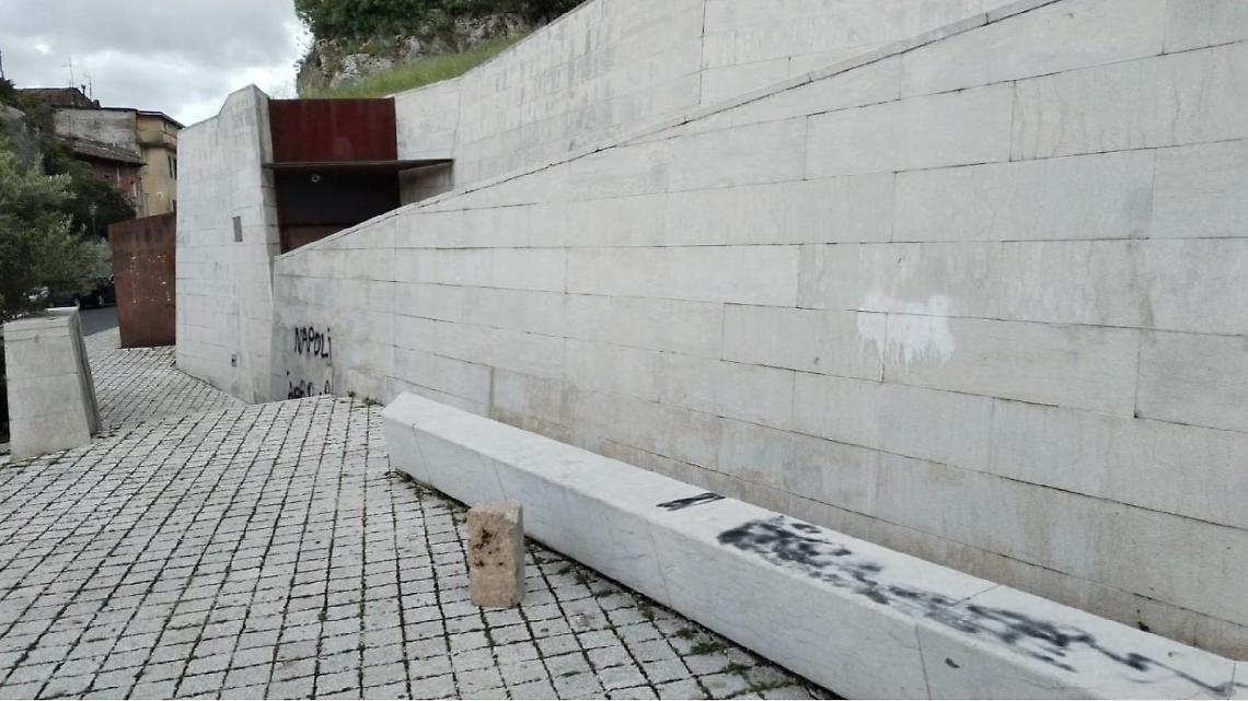 Tra atti vandalici e degrado. Piazza Mayer Ross piange