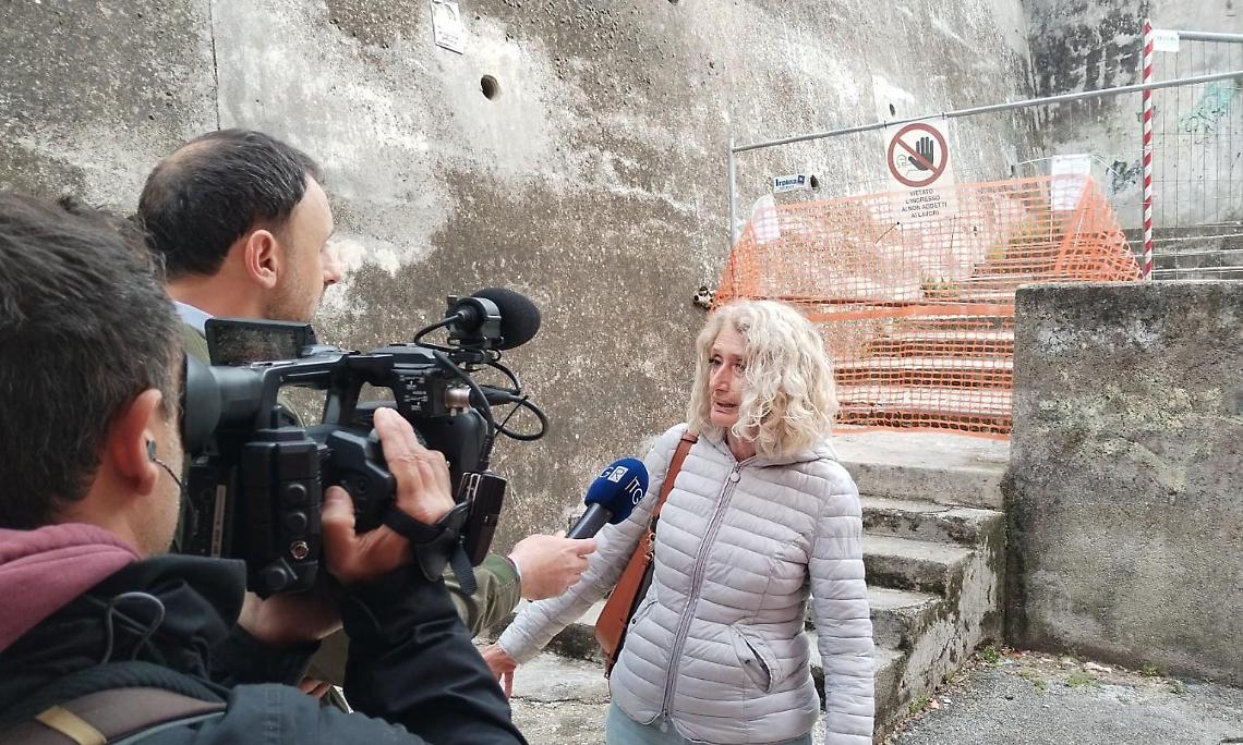 Con i massi sulla testa. Tra paura e rabbia. Il città arriva la Rai