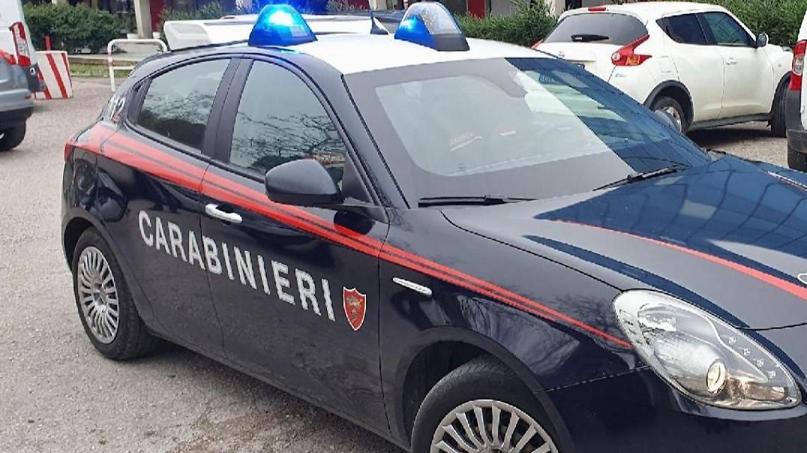 Cadavere nudo trovato in strada. Si cerca di risalire all'identità