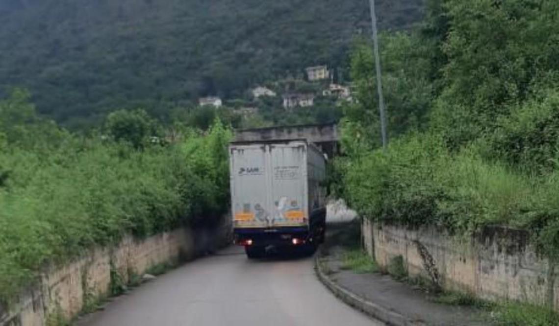 Camion incastrato nel sottopasso. Ci risiamo. Nuovo appello
