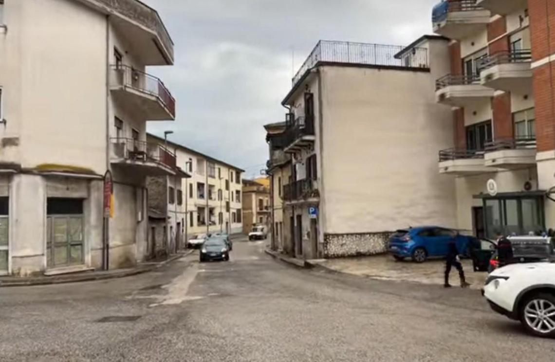 Suono di sirene e l'arrivo dei carabinieri davanti a un negozio. Ladre bloccate