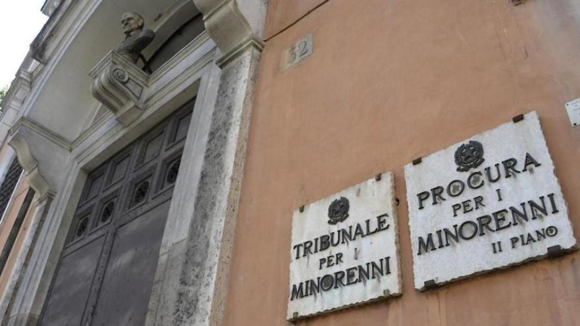 Bimba minaccia di buttarsi da una finestra della scuola