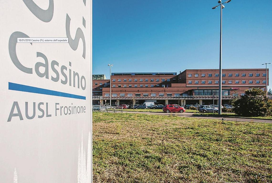 Ragazzino beve un sorso d'acqua e si sente male. L'ombra della bravata