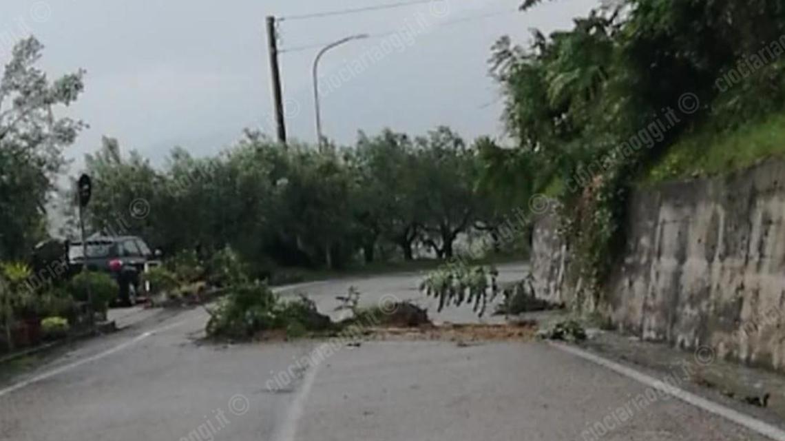 Maltempo, frane in due diverse zone. Sul posto la protezione civile