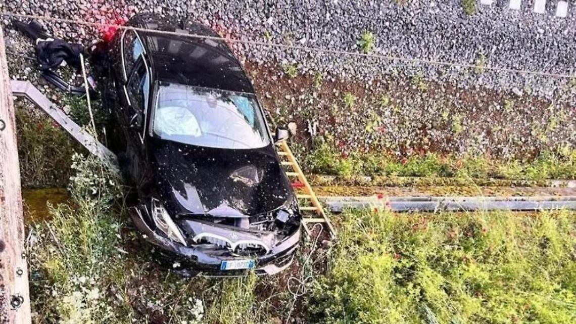 Auto sulla ferrovia, a bordo ladri in fuga dai carabinieri