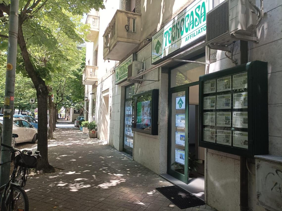 Sfonda la vetrina di un'attività. Trentenne arrestato per tentato furto