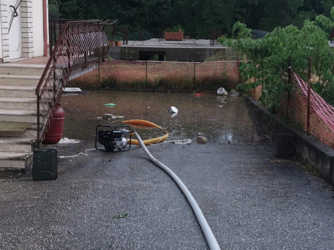 Disabile intrappolato dall'acqua. Messo in salvo da protezione civile e vigili del fuoco