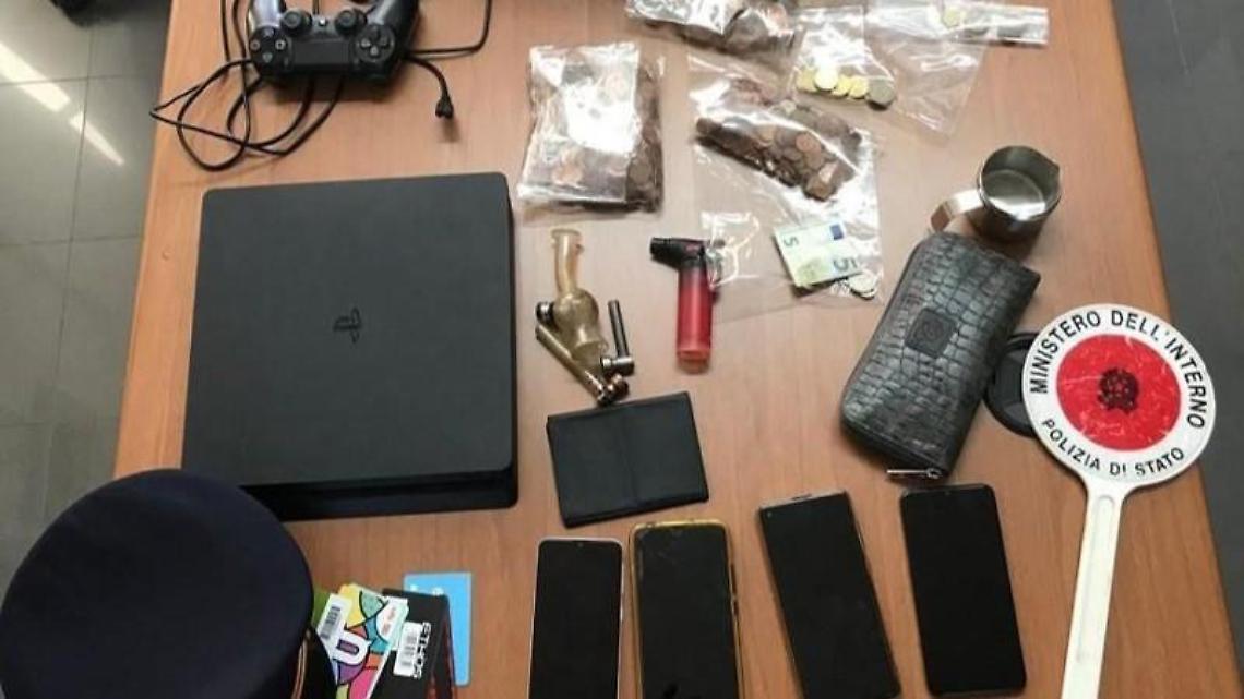 Scippi all'uscita dei supermercati. A processo due fratelli