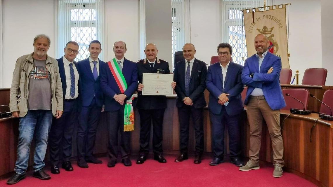 Il luogotenente dei carabinieri Angelo Pizzotti va in pensione. Omaggio in Comune