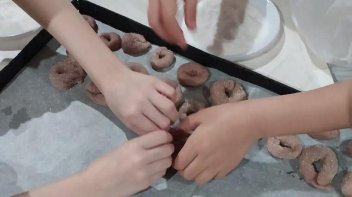 Il vecchio forno diventa un laboratorio di pasticceria. Alunni a lezione