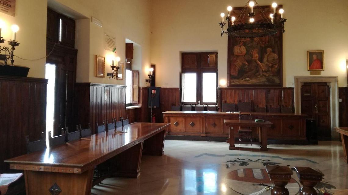 Triangoli hot e tradimenti. Tutti quanti a caccia del “corvo”