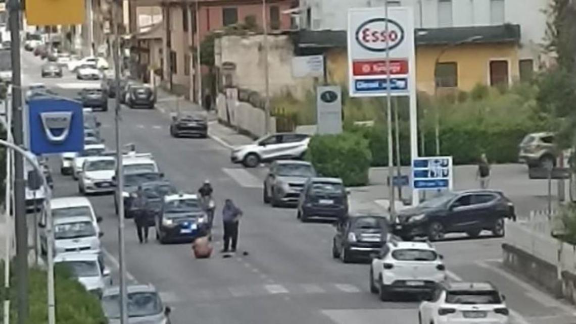 Si toglie la maglia, urla e si getta a terra. Un giovane semina il panico in viale San Domenico