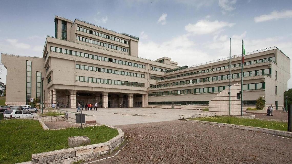 Figlio violento a processo per minacce di morte contro la madre. Ma lo perdona
