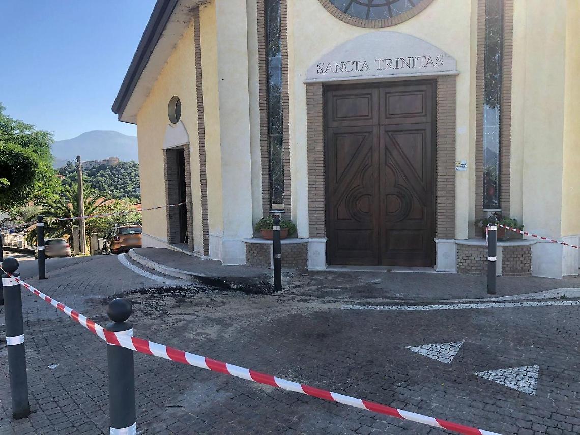 Tanica di benzina contro il portone del santuario. La Digos incastra gli attentatori