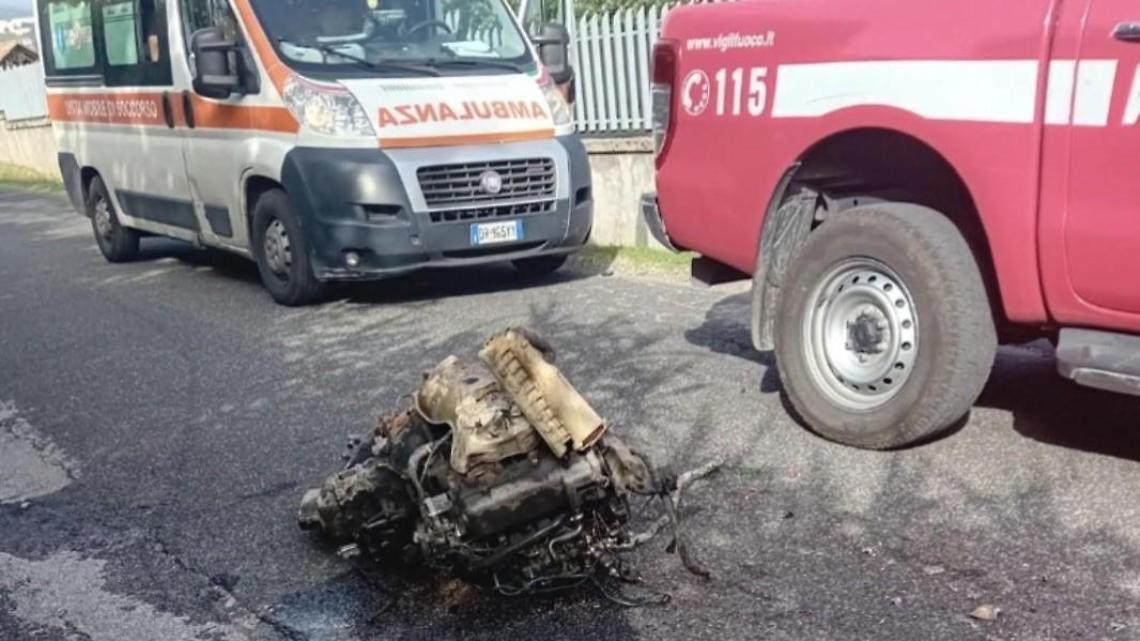 Il motore rimasto a terra di una delle auto coinvolte nell'incidente di sabato scorso in via Sabatino