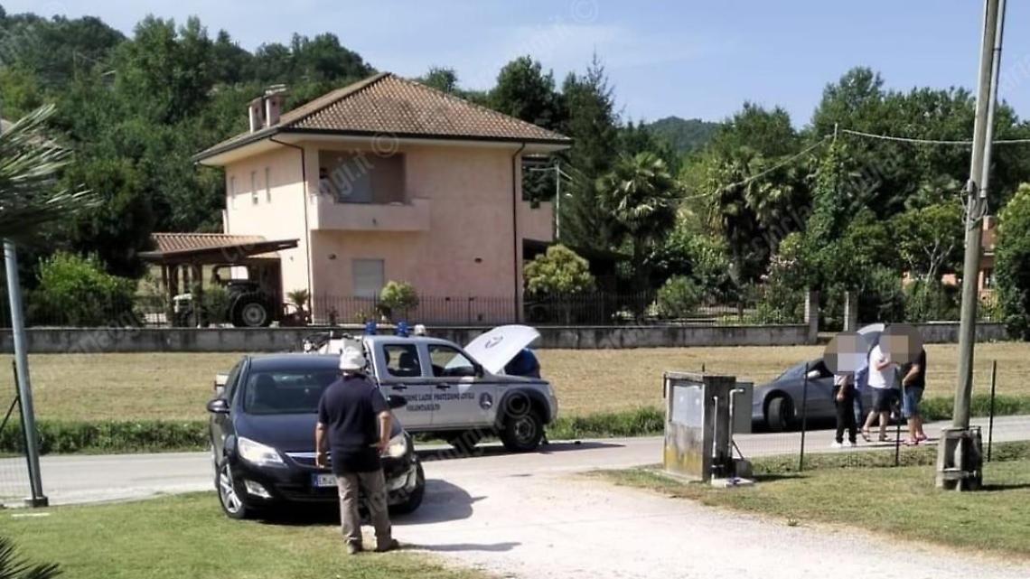 Esce fuori strada e finisce con l'auto in un fossato. Paura per un sacerdote