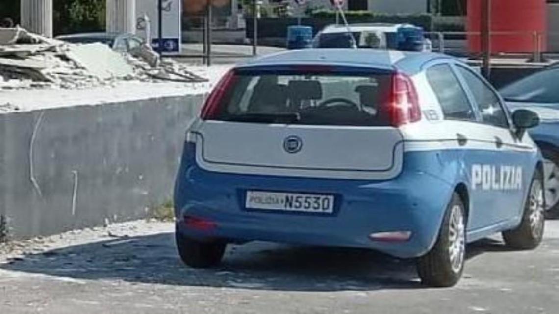 Polizia in periferia. Transennata l'area di un locale vicino al centro commerciale