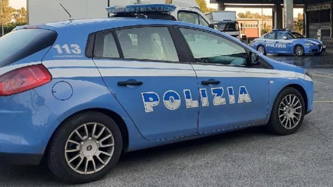 La madre non gli dà i soldi per la droga. Prima minaccia di buttarsi dal balcone e poi la picchia