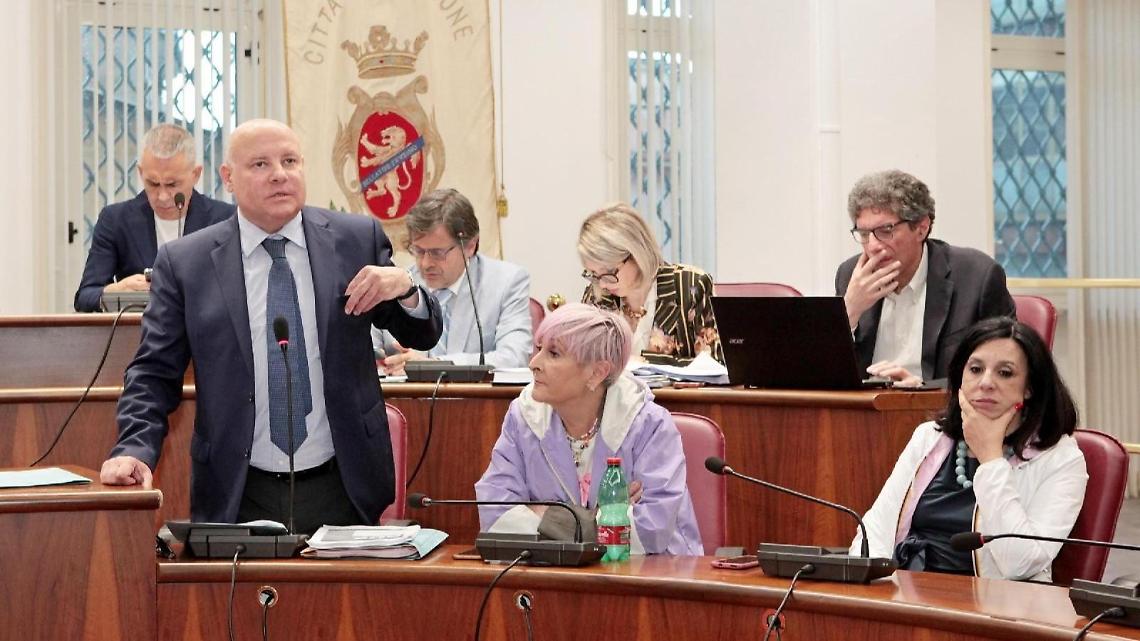 Adriano Piacentini allontana la crisi. FdI blinda il sindaco