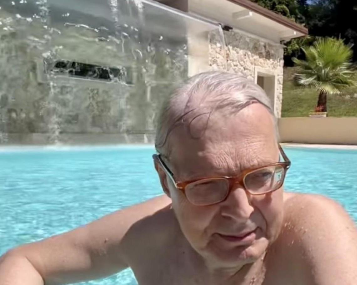 Il sindaco Vittorio Sgarbi convoca la giunta in piscina