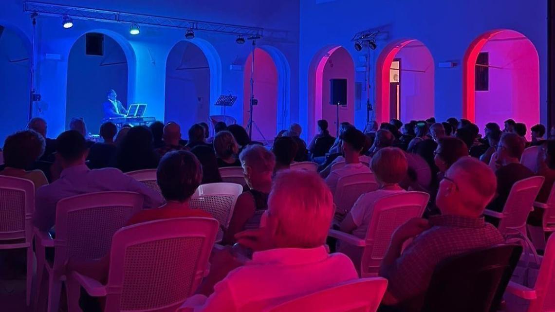 Teatro, sale l'attesa per l'ultima serata di "Chiostro in scena"