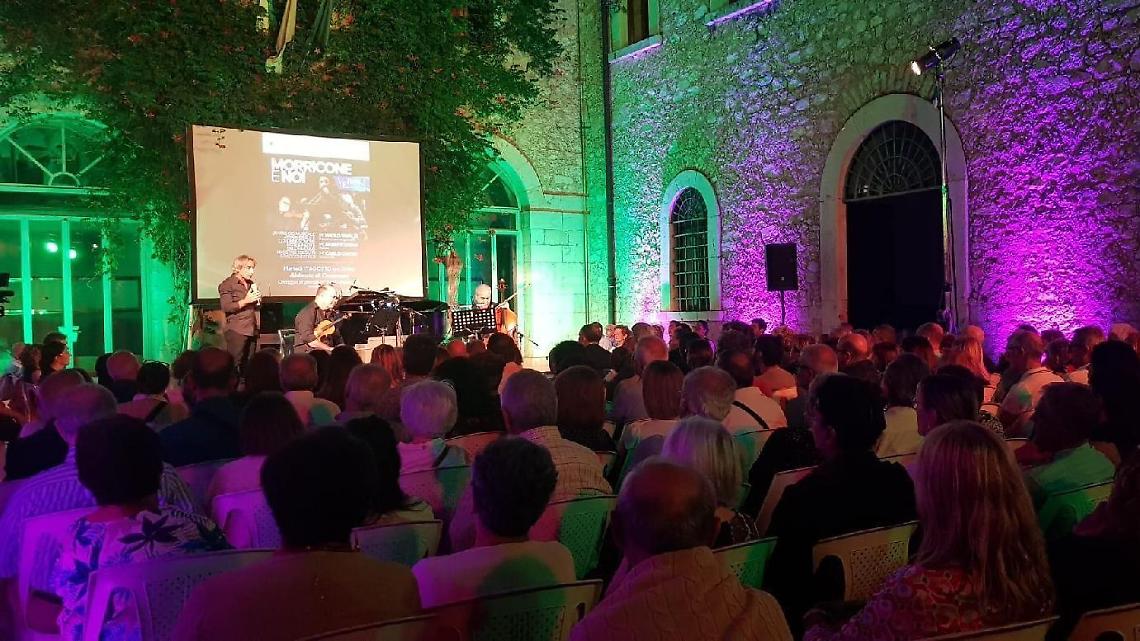 Omaggio al genio di Morricone. In abbazia risuonano le sue opere