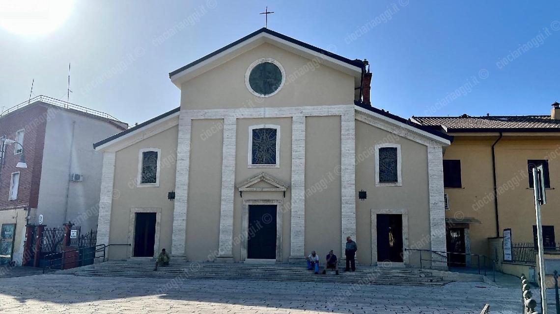Prete eroe mette in fuga il ladro armato di cesoia