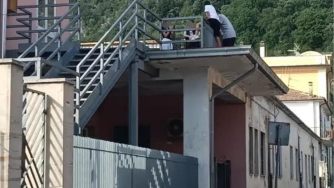 Scavalcano i cancelli e vanno a scuola. Immortalati alcuni ragazzini