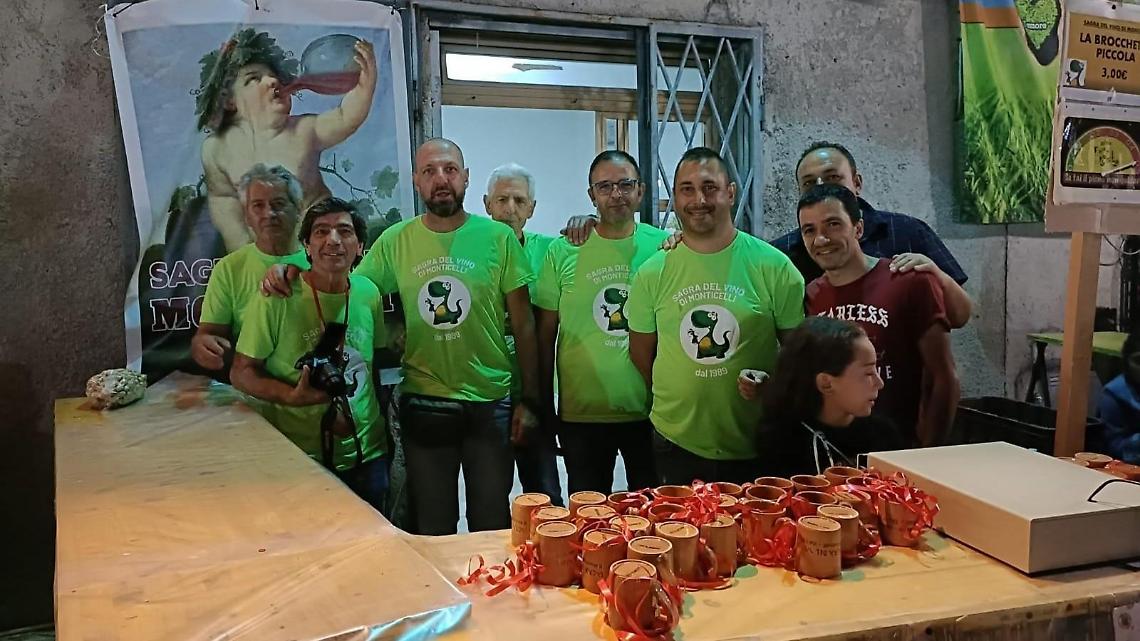 Tra musica e divertimento. Tutti in fila per assaporare il vino