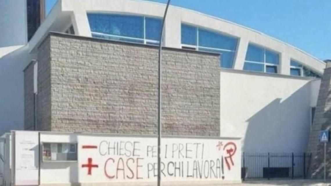 Chiesa imbrattata, scoppia il caso. Si cercano gli autori dell'atto vandalico