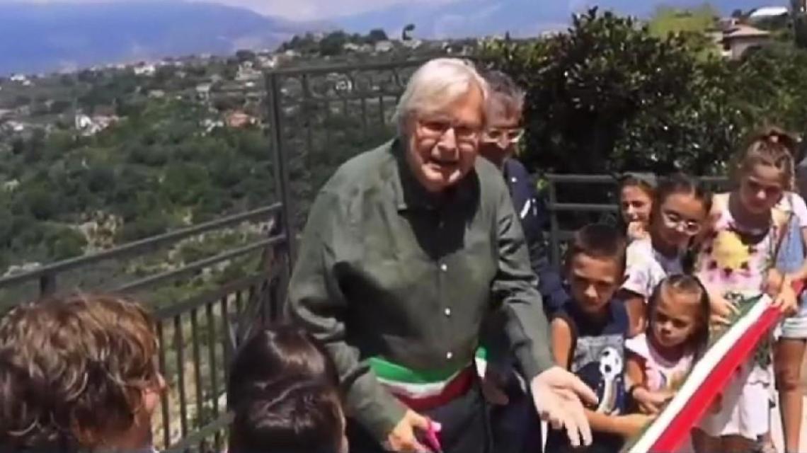 Show di Vittorio Sgarbi per l'area giochi. «Chieda scusa»