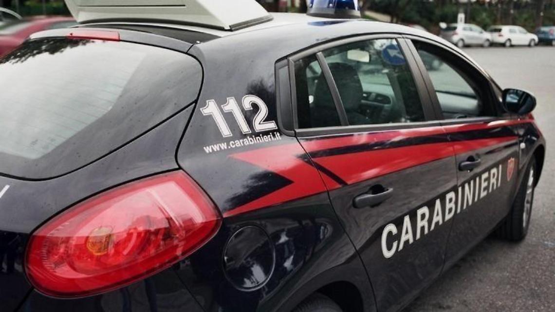 Furto in casa. Rubata anche l'auto, ritrovata distrutta dalle fiamme