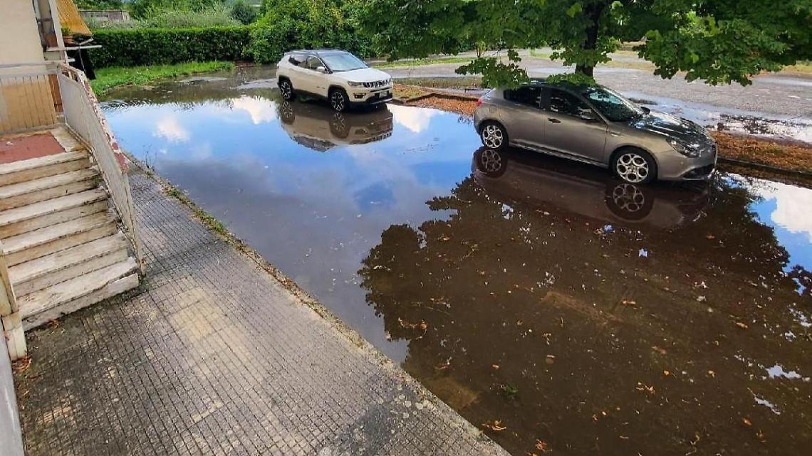 Rischio di allagamenti. Allarme cunette ostruite