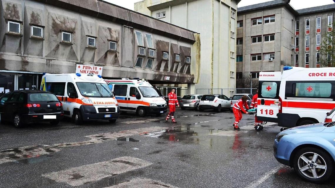 Infermiera aggredita al pronto soccorso, solidarietà e polemiche