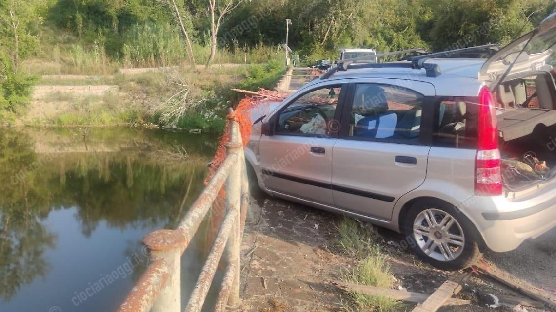 Perde il controllo dell'auto e si schianta contro la spalletta del ponte