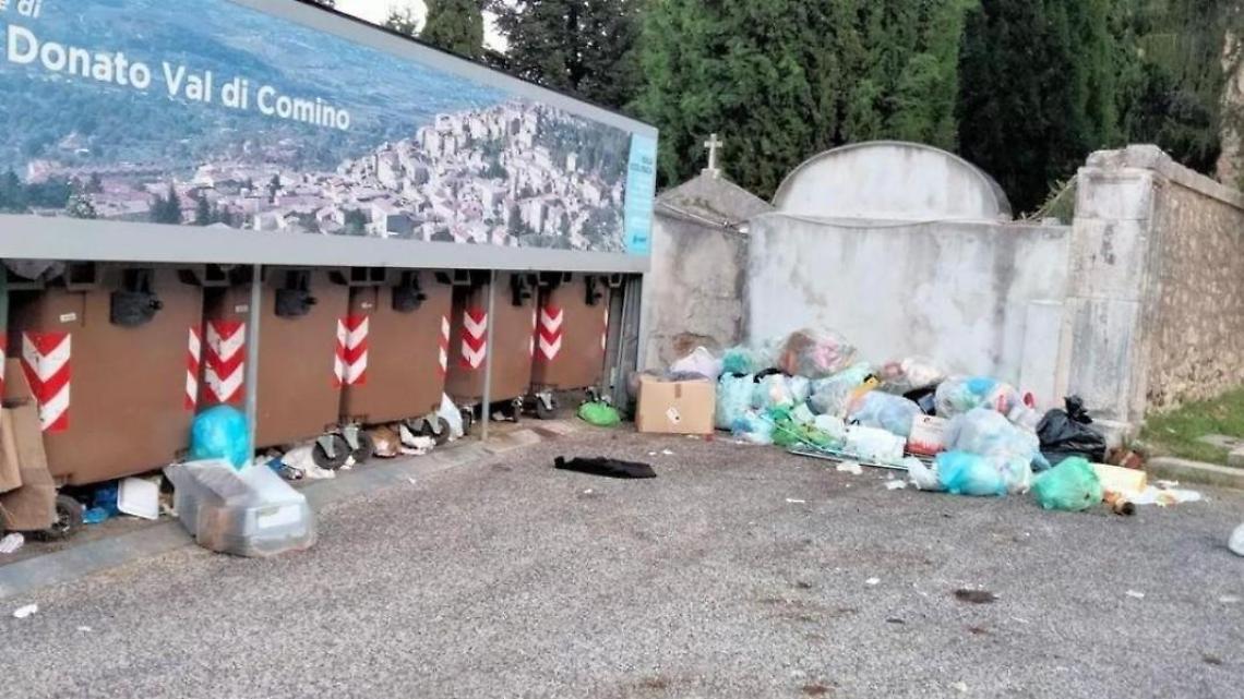 Troppi incivili, via l'isola ecologica vicino al cimitero