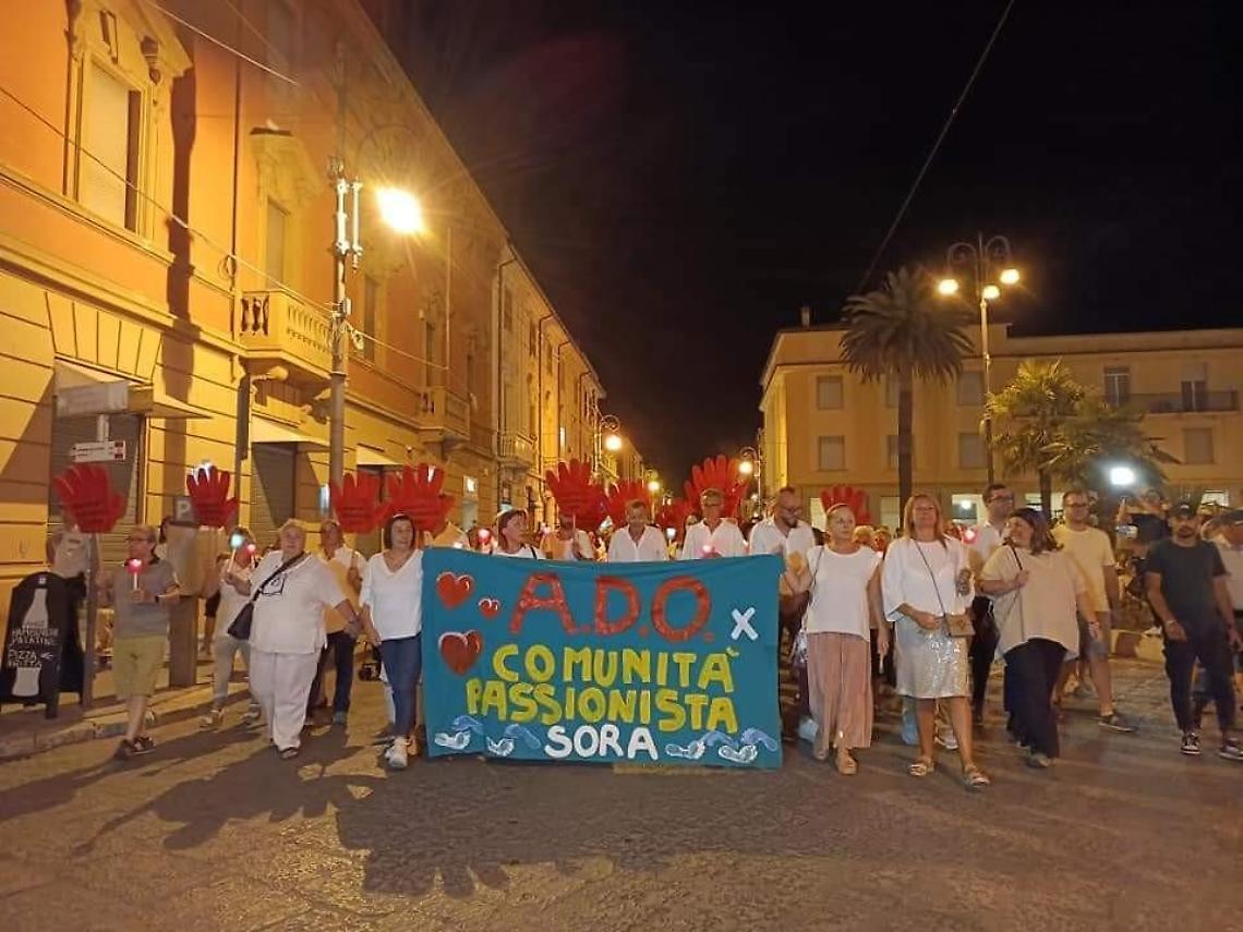 Tutti in corteo con le candele per il convento dei Passionisti