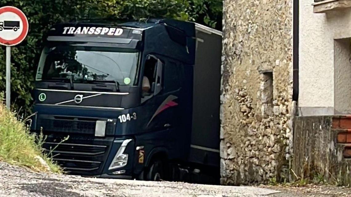 La strada è stretta e il tir resta incastrato in una curva