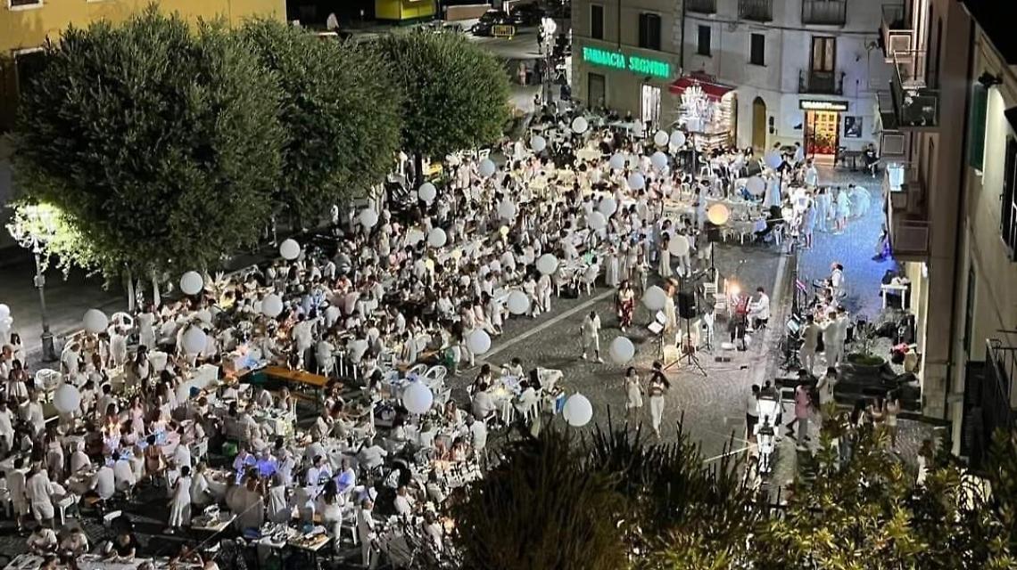 Una “Cena in bianco” con stile trasforma la piazza in salotto