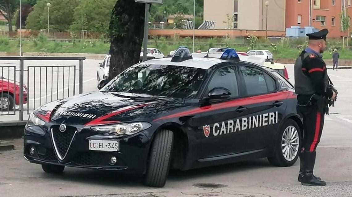 Minaccia di morte la madre. Il fratello lo fa arrestare