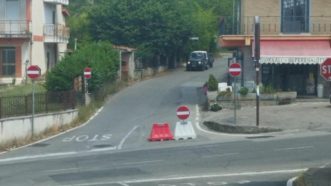 Via Accorciatoria Colletraiano. Torna il doppio senso