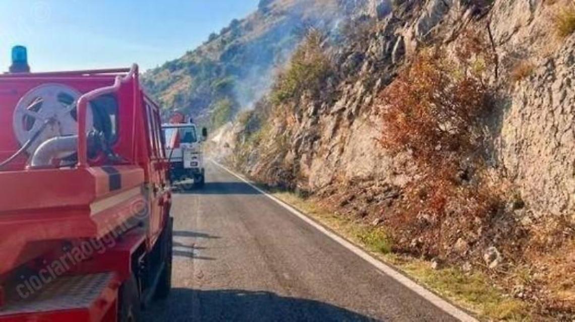 Incendio a Colle San Magno. Mezzi aerei cercano di domare le fiamme