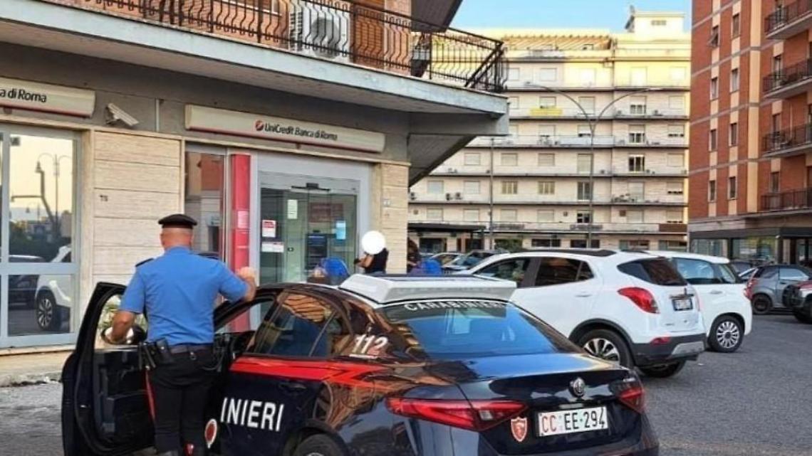 Tentano di rapinare un uomo al bancomat. Bloccati e arrestati