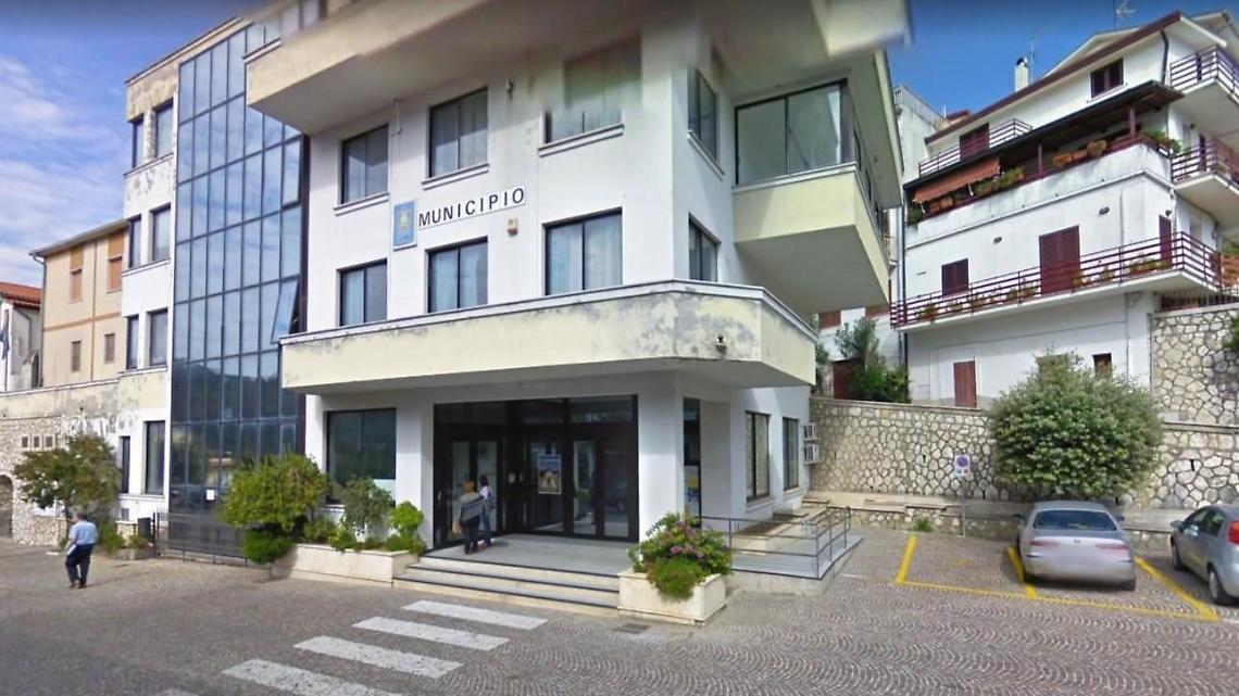 Suona la campanella. Lo  scuolabus non c'è ed esplode la polemica
