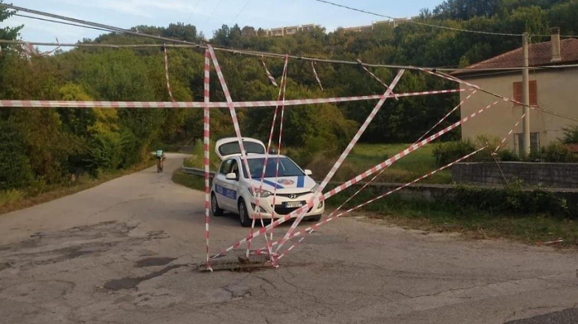 Fili Telecom in via Campopiano. Vigili urbani al lavoro