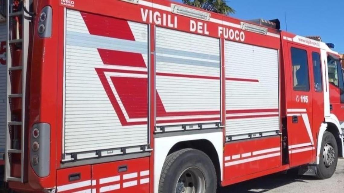 Dependance divorata dalle fiamme. Sessantenne gravemente ustionato