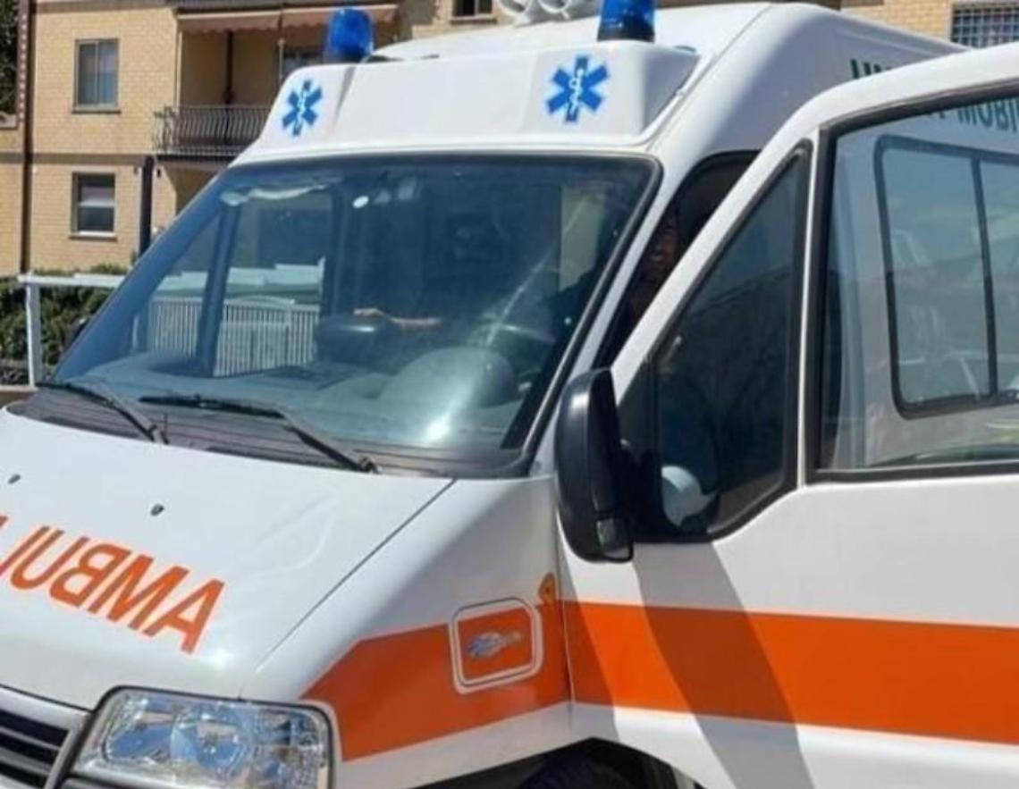 Spruzzano spray sull'autobus. Ragazzo asmatico sviene