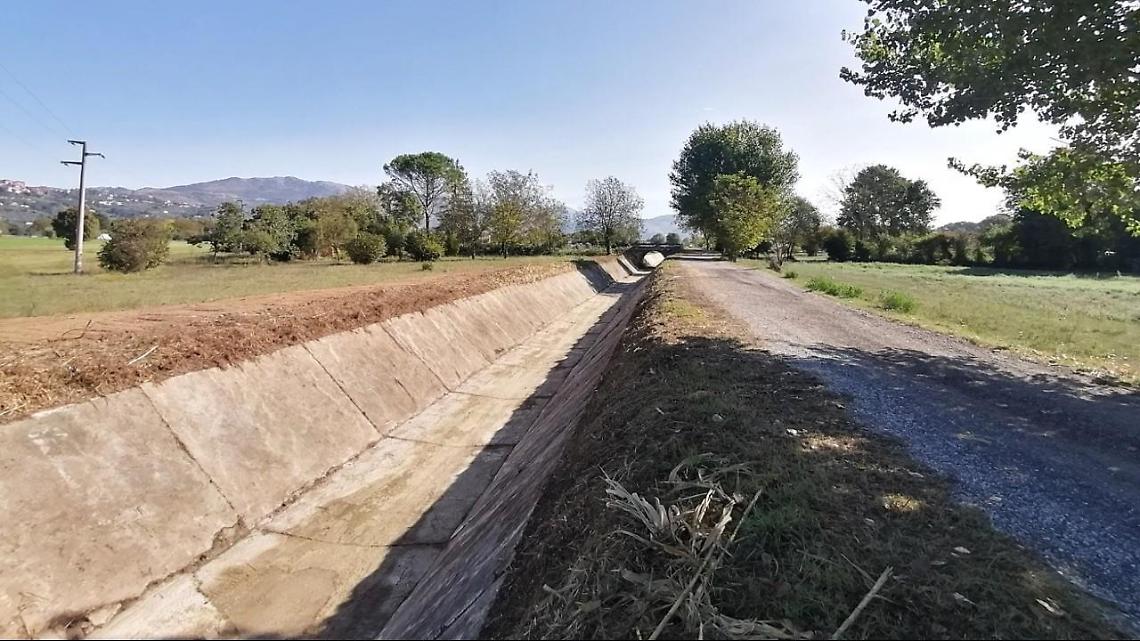 Sversamento di liquami nei canali. La scoperta durante i lavori