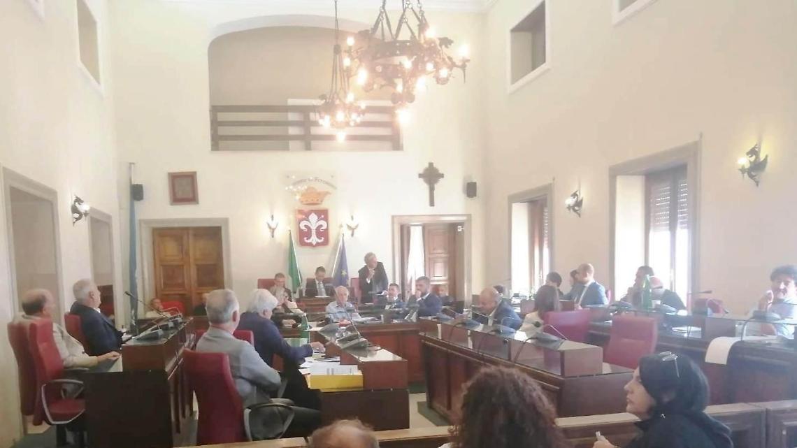 Botta e risposta Pompeo-Fiorletta. E il consiglio s'infiamma