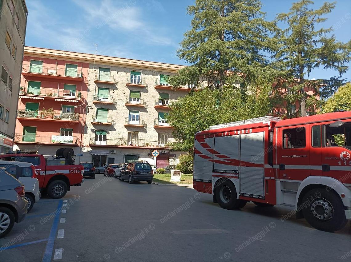Tetto pericolante in piazza. Vigili del fuoco in azione